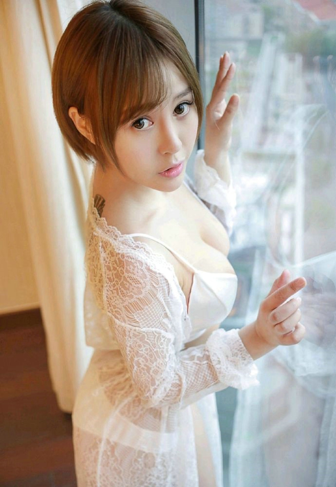 短发尤物Evelyn艾莉性感诱惑巨乳翘臀美腿迷人养眼私房写真