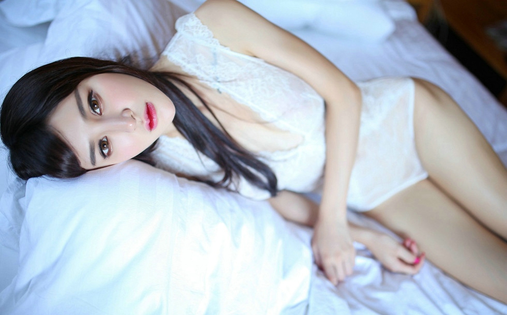 女神Cheryl青树白色蕾丝居家情趣内衣诱惑私房美乳翘臀写真