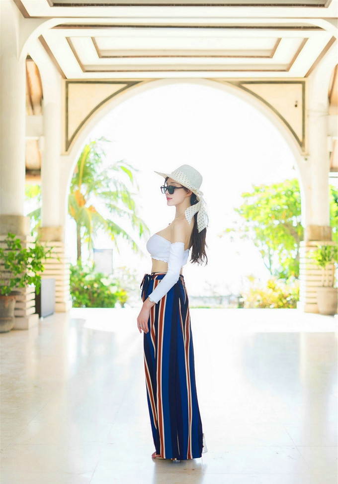 气质迷人美女土肥圆矮挫穷情趣制服诱惑巨乳翘臀白嫩肌肤撩人写真
