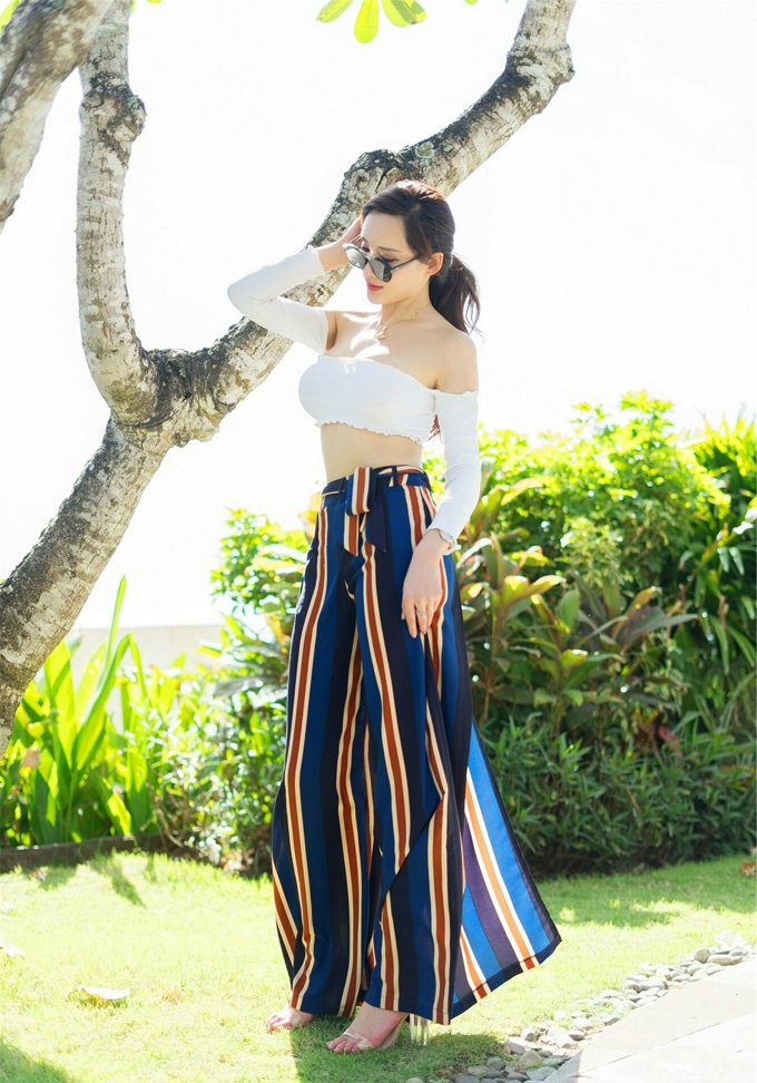 气质迷人美女土肥圆矮挫穷情趣制服诱惑巨乳翘臀白嫩肌肤撩人写真
