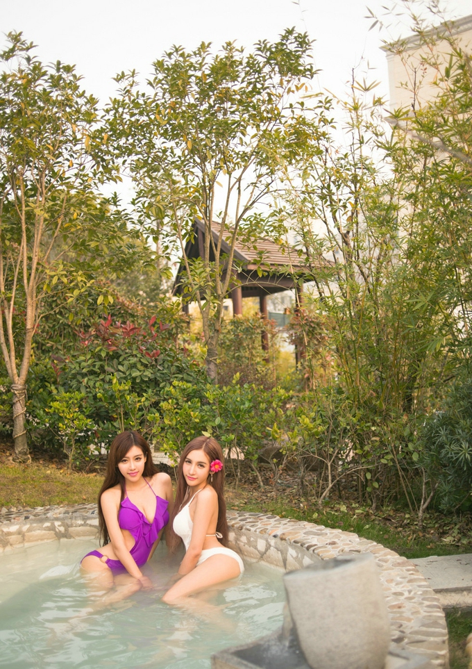 长腿美女温泉Ice艾希&程小烦性感比基尼美乳翘臀迷人气质写真