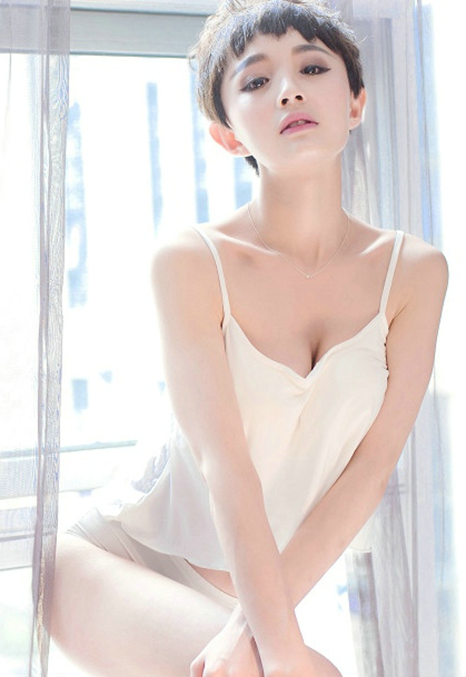 baby_kiki吊带背心美乳诱惑白嫩写真