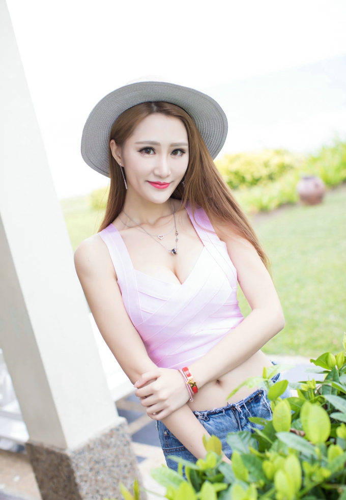 妤薇Vivian杨柳细腰性感美乳靓丽写真