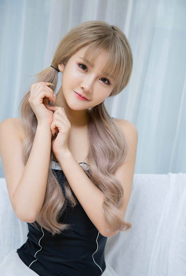 粉嫩学生妹依依可爱清纯性感诱人魅惑写真