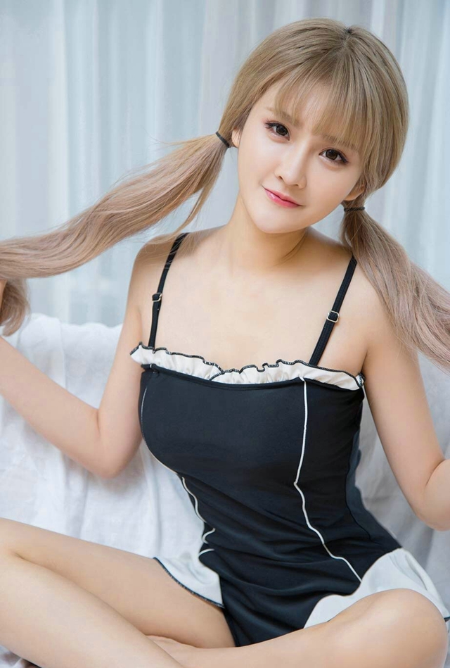 粉嫩学生妹依依可爱清纯性感诱人魅惑写真