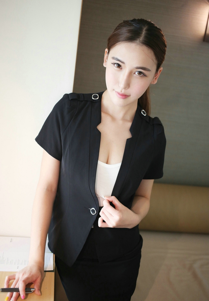 嫩模熊吖BOBO黑色教师制服吊带丝袜性感迷人写真