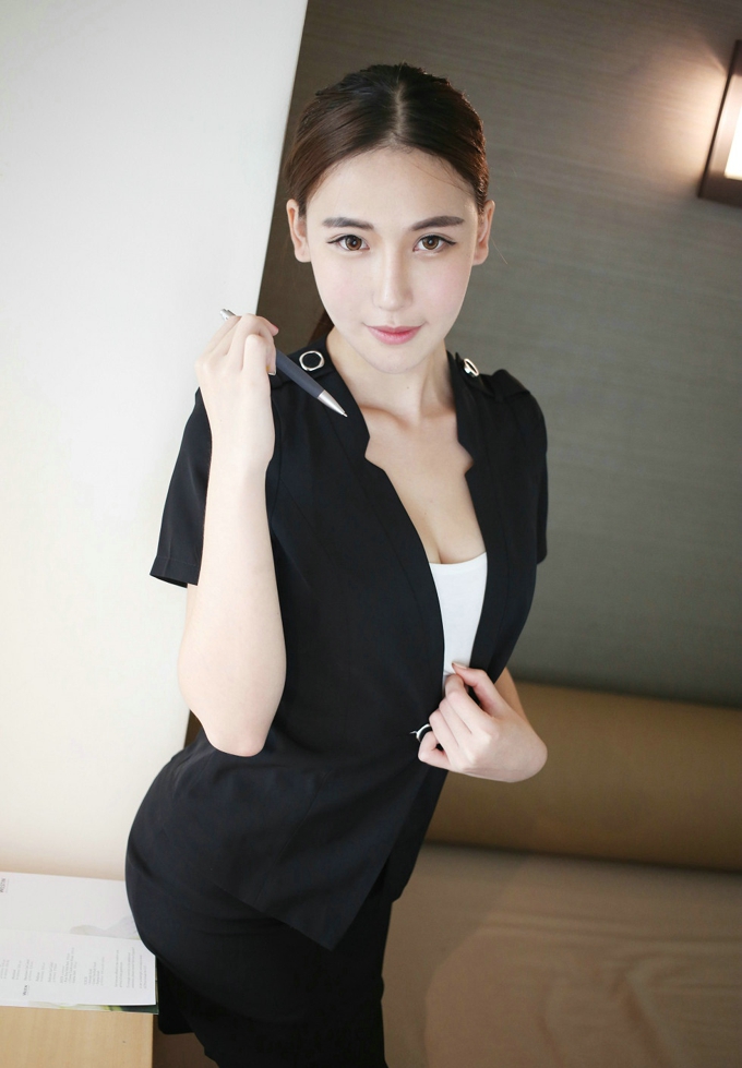 嫩模熊吖BOBO黑色教师制服吊带丝袜性感迷人写真