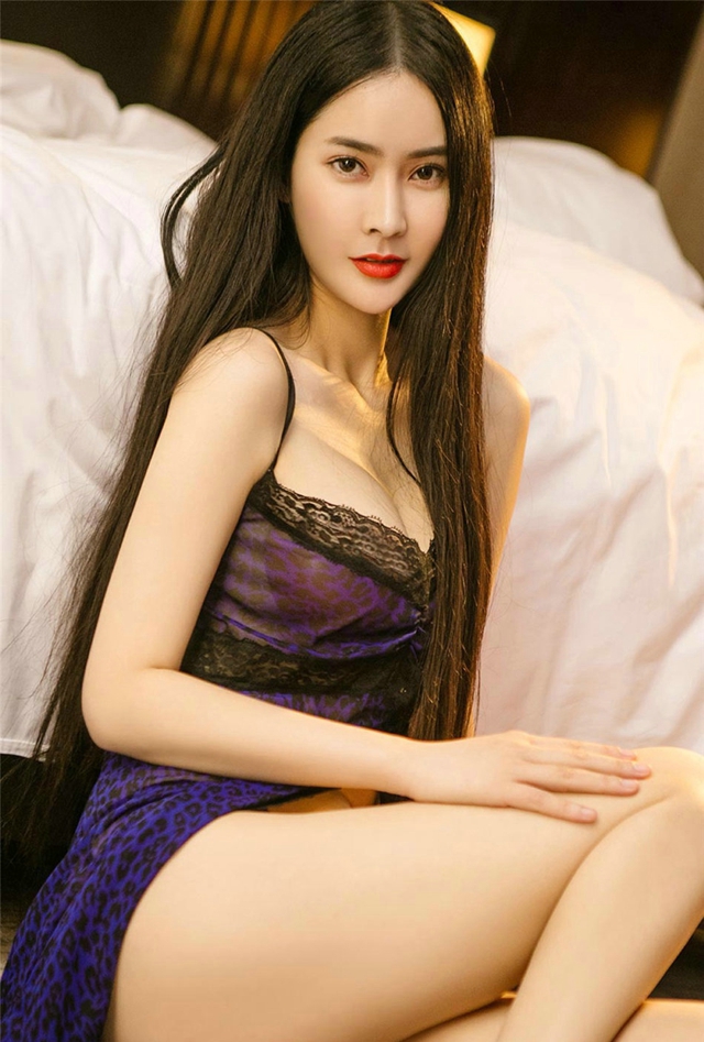 气质丰满女神李欣儿迷人吊带睡裙乳沟秀性感写真
