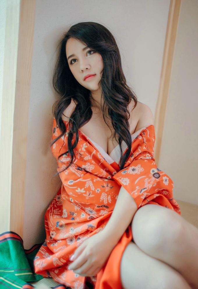 妖艳魅惑勾魂女神Sukki红色睡袍露巨乳大胸性感养眼写真
