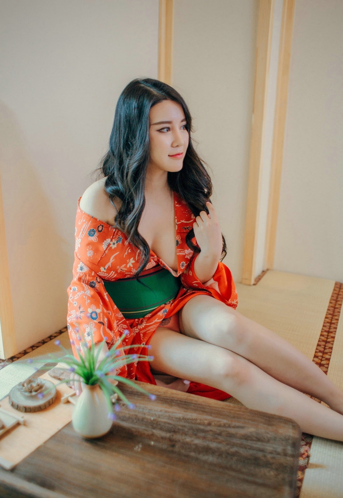 妖艳魅惑勾魂女神Sukki红色睡袍露巨乳大胸性感养眼写真