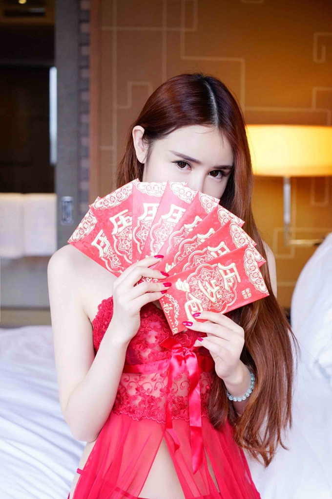 红色睡裙透视居家大床上性感迷人魅惑美女伍月Yuer写真