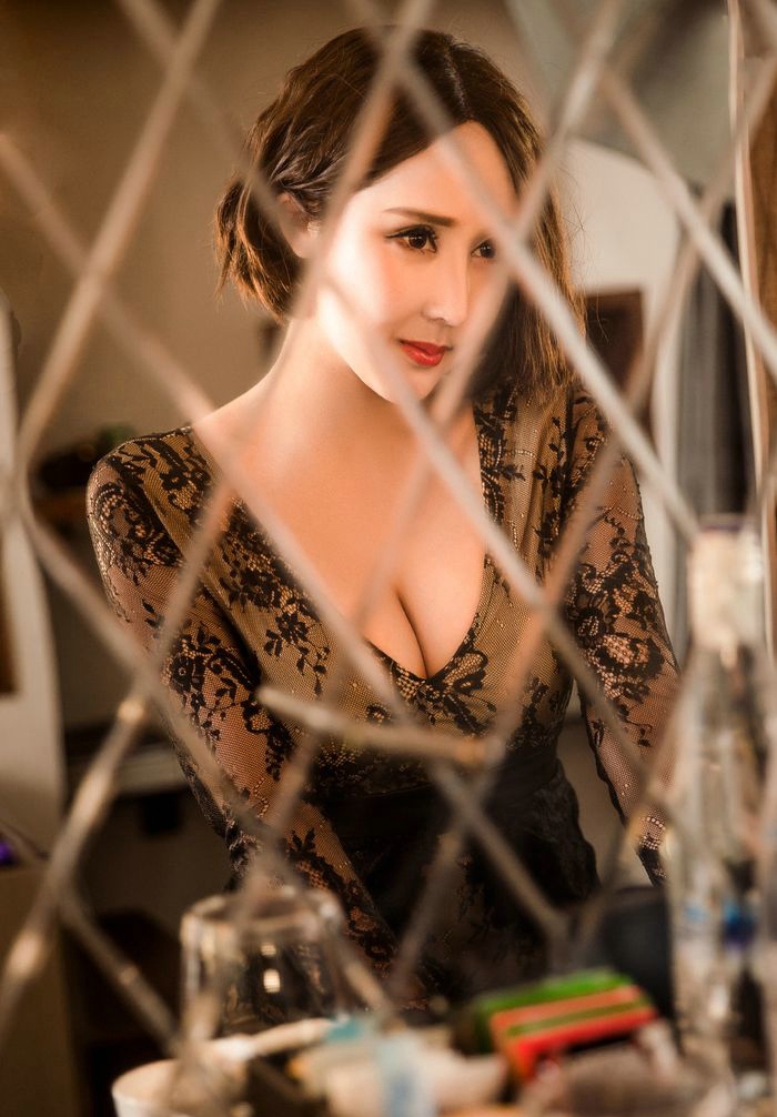 绝色女神娜依灵儿丰乳肥臀极致诱惑私房写真