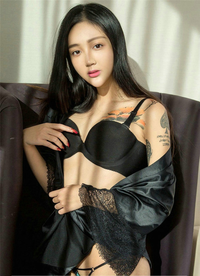 清纯内衣嫩模唐璐黑色睡衣展现完美身材性感诱人写真