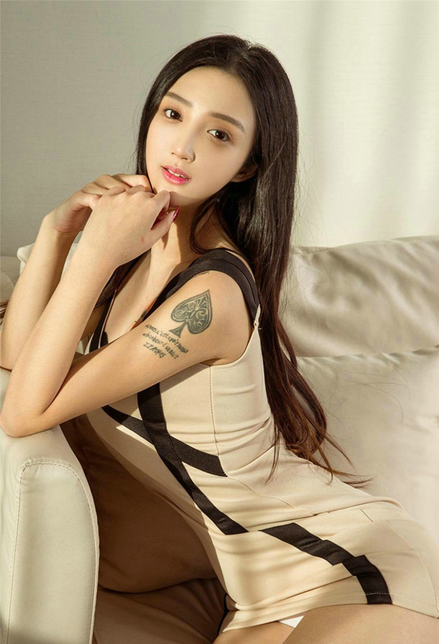 清纯内衣嫩模唐璐黑色睡衣展现完美身材性感诱人写真