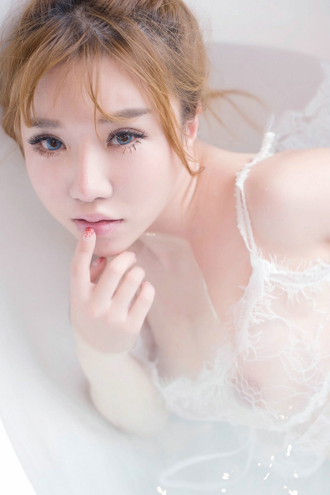 小公举Amy白色蕾丝内衣秀浑圆美乳浴缸里湿身诱惑写真