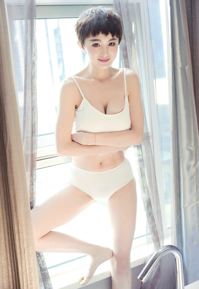 baby_kiki吊带背心美乳诱惑白嫩写真