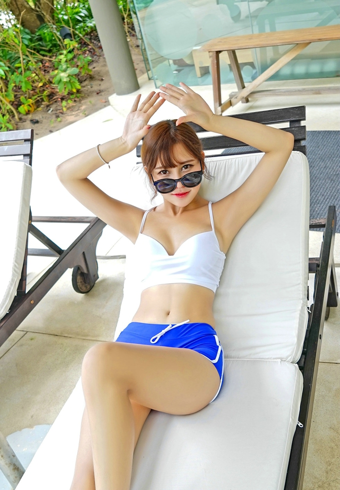 可爱小萝莉Milk楚楚性感诱人背心吊带美腿翘臀气质写真