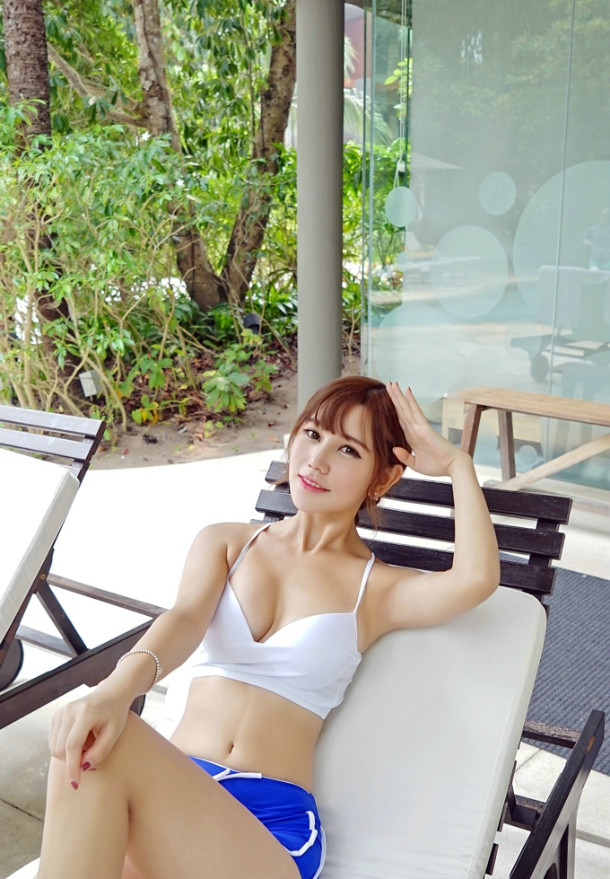 可爱小萝莉Milk楚楚性感诱人背心吊带美腿翘臀气质写真
