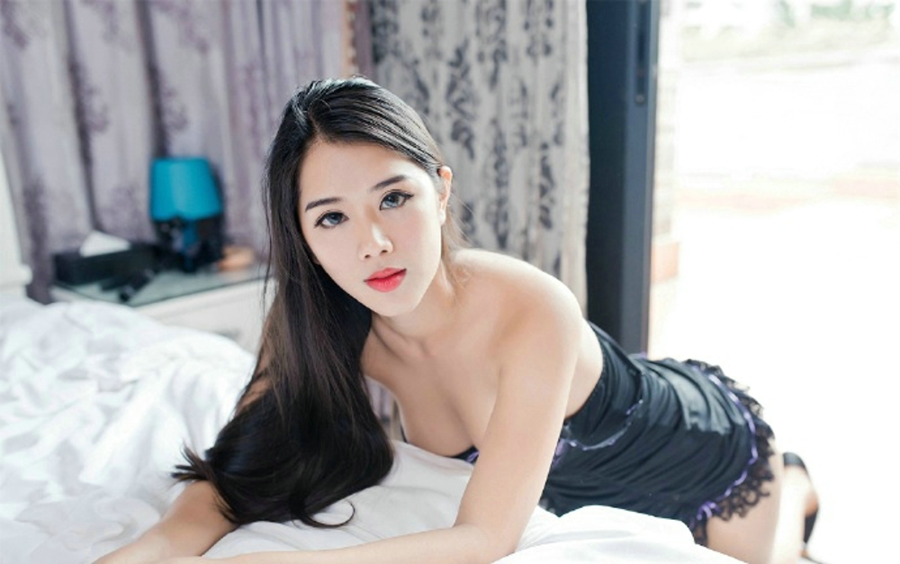 极品尤物阿宝性感迷人气质居家私房丰乳肥臀写真
