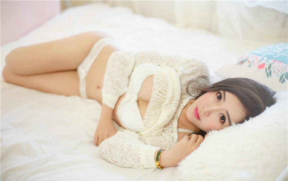 私房养眼清纯美女左冰Queen性感爆乳床照写真