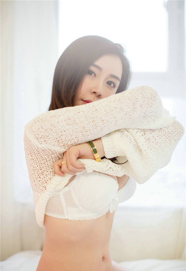 私房养眼清纯美女左冰Queen性感爆乳床照写真