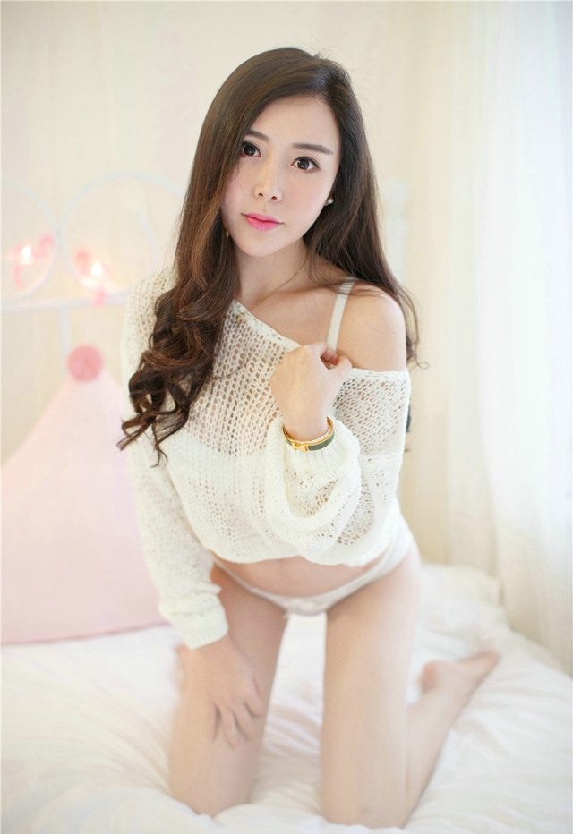 私房养眼清纯美女左冰Queen性感爆乳床照写真