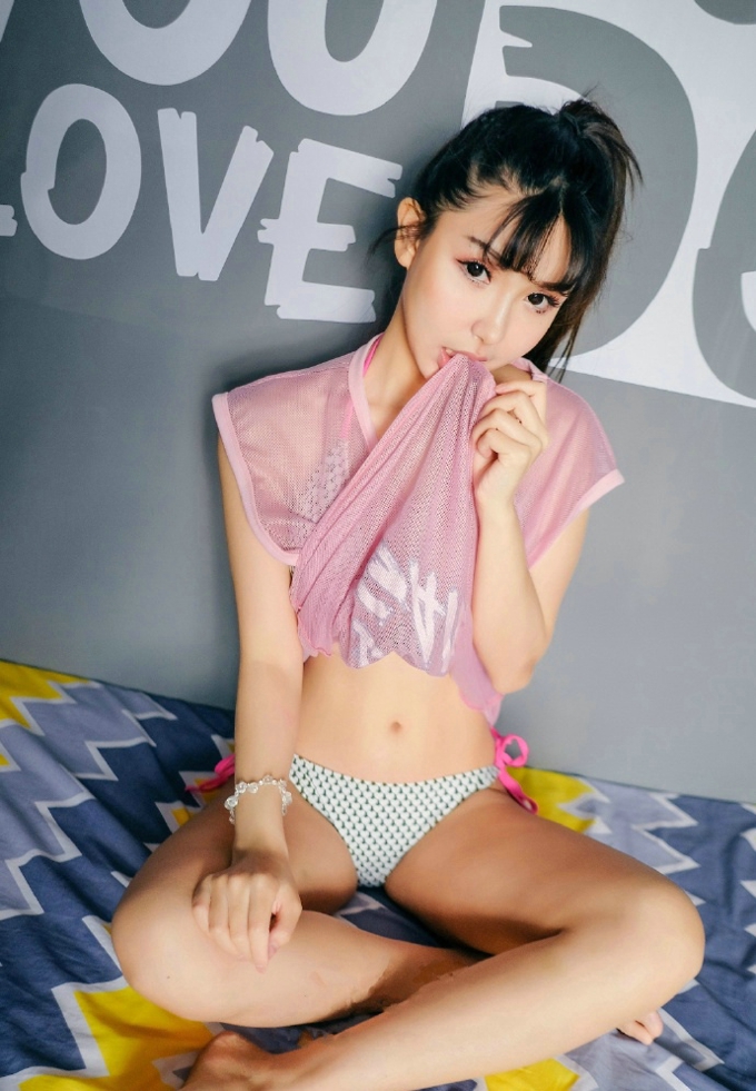 大胸嫩模晓茜气质迷人妖娆撩人姿势白嫩肌肤写真