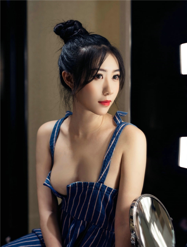 浴室清纯美女小鹿深蓝色背带裙诱惑气质迷人写真图片