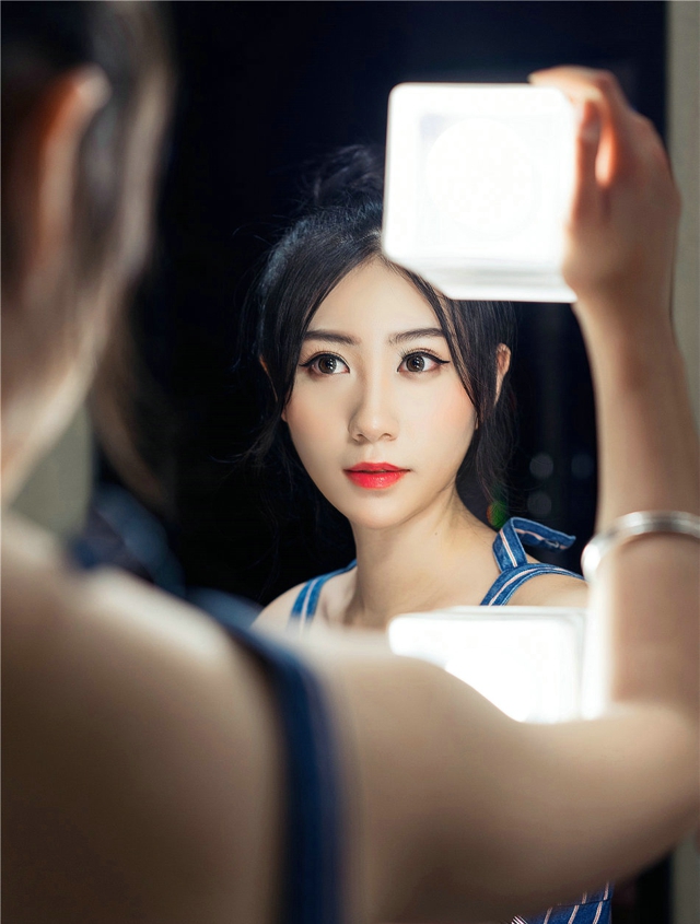 浴室清纯美女小鹿深蓝色背带裙诱惑气质迷人写真图片