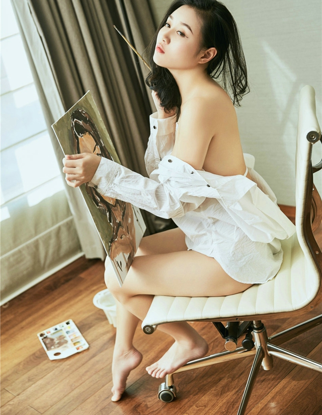 长腿美女画家张梓然性感诱人迷人别具风更的艺术照写真