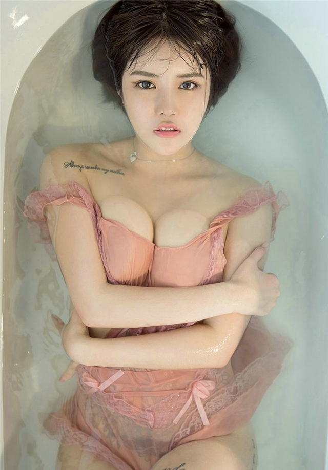 啤酒促销正妹Jasmine茉莉美女浴缸湿身诱惑性感美乳写真