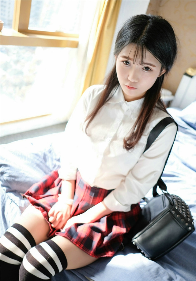 清纯美女模特可爱的小叶子学生制服诱人迷人写真
