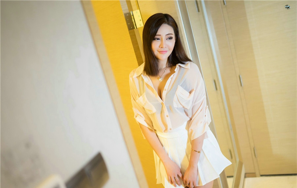 美艳熟女短裙写真性感少妇蕾丝内衣诱人图片