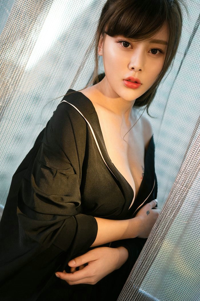 美臀霸屏性感娇艳纹身艺宁mm曼妙身材诱惑妩媚私房写真