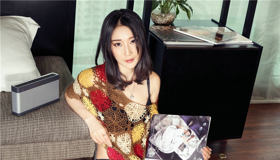 时尚碎花裙气质美女含嫣乳沟诱惑性感个性写真