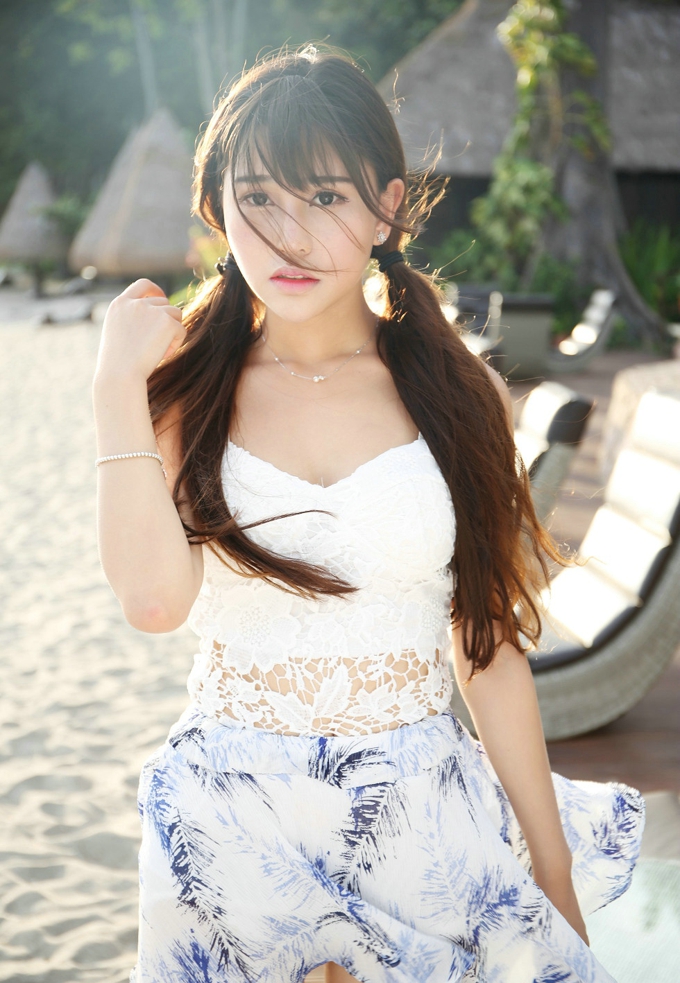 嫩模Milk楚楚龙目岛旅拍吊带白色内衣清新迷人写真