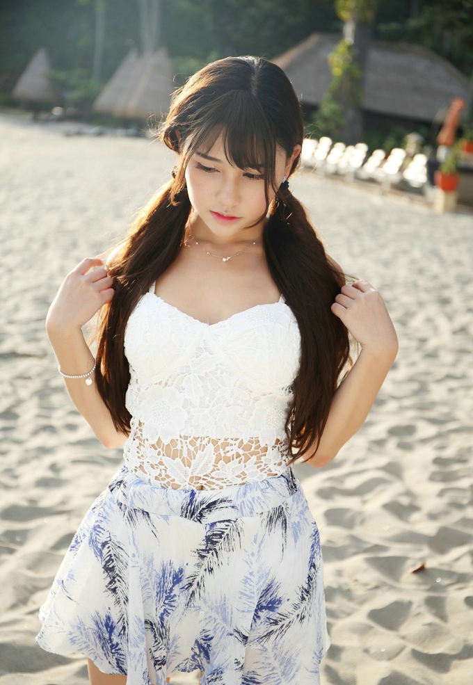 嫩模Milk楚楚龙目岛旅拍吊带白色内衣清新迷人写真