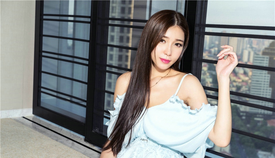 清纯飘逸长发女郎七七居家吊带蕾丝裙性感魅惑写真
