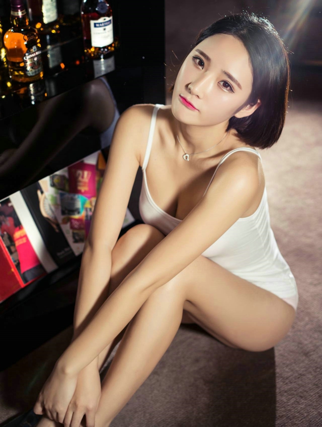 不变的美足女神秦若兮性感美人魅惑勾魂养眼私房写真