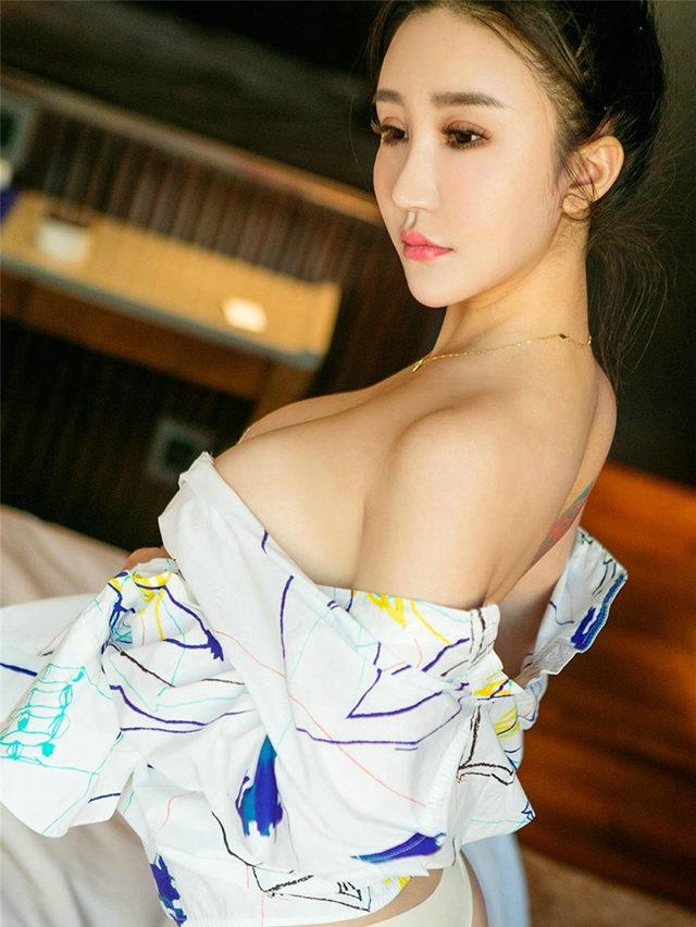 爱尤物大奶清纯妹赫连露娜酒店性感诱人美乳写真