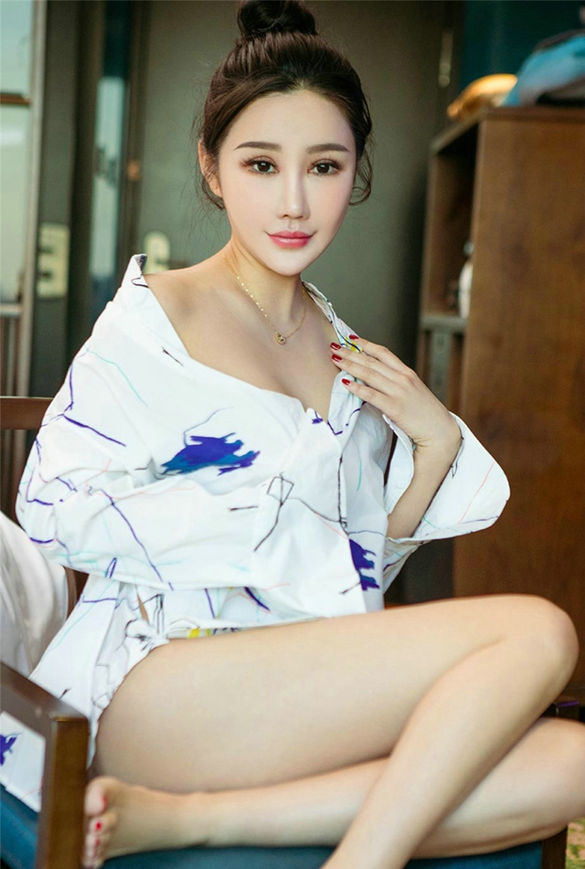 爱尤物大奶清纯妹赫连露娜酒店性感诱人美乳写真