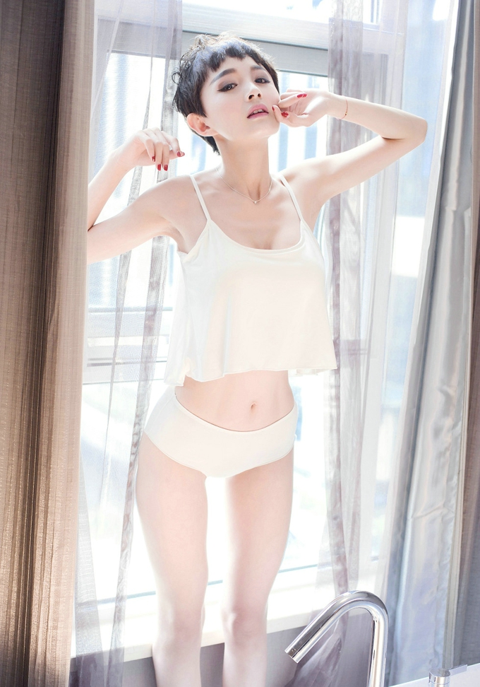 baby_kiki吊带背心美乳诱惑白嫩写真
