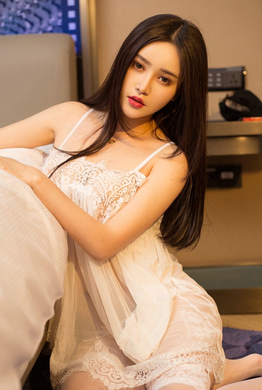 性感女神于梓馨透视短裙丰满巨乳妖娆写真