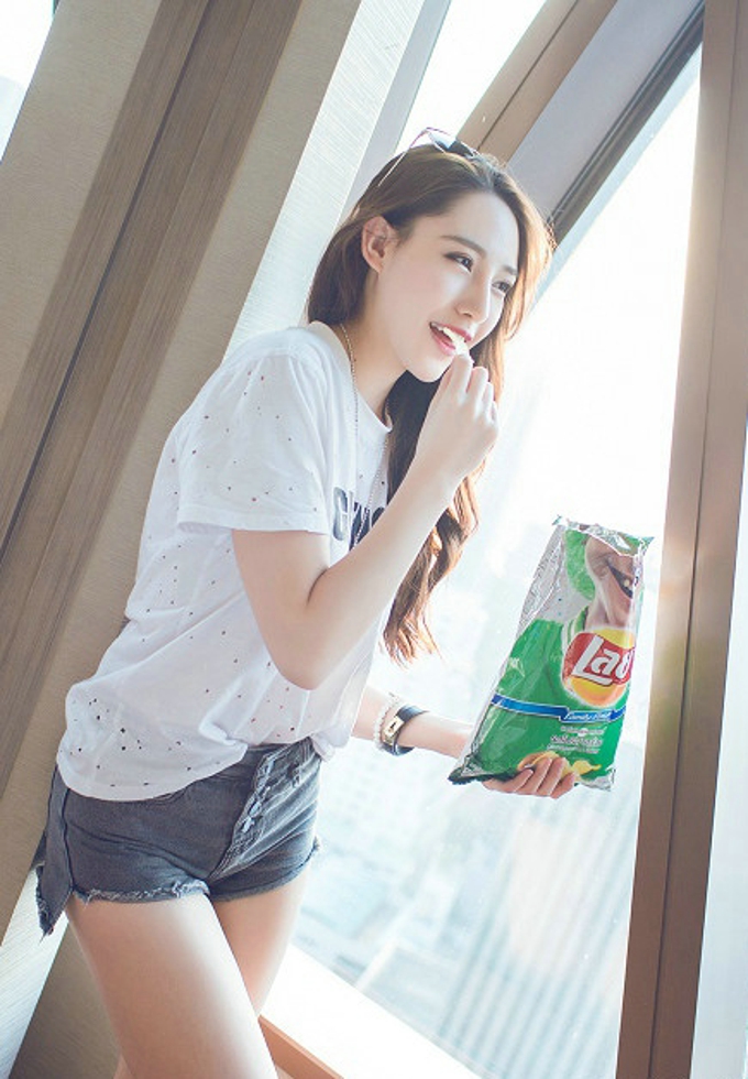 靓丽俏皮女神刘奕宁Lynn休闲时尚诱人性感私房写真