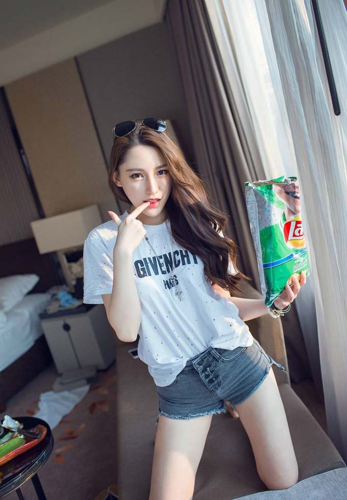靓丽俏皮女神刘奕宁Lynn休闲时尚诱人性感私房写真