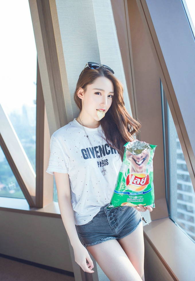 靓丽俏皮女神刘奕宁Lynn休闲时尚诱人性感私房写真