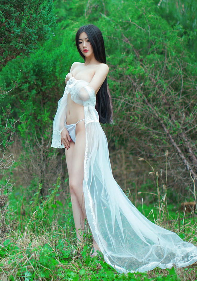 性感娇艳慧质美女金子熙手遮美胸秀美姿诱惑妖娆户外写真