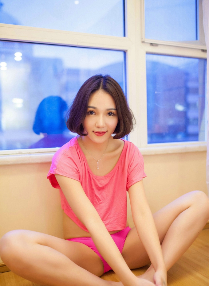 嫩模艾诗iccey居家大床上粉色上衣性感诱惑风情养眼私房写真