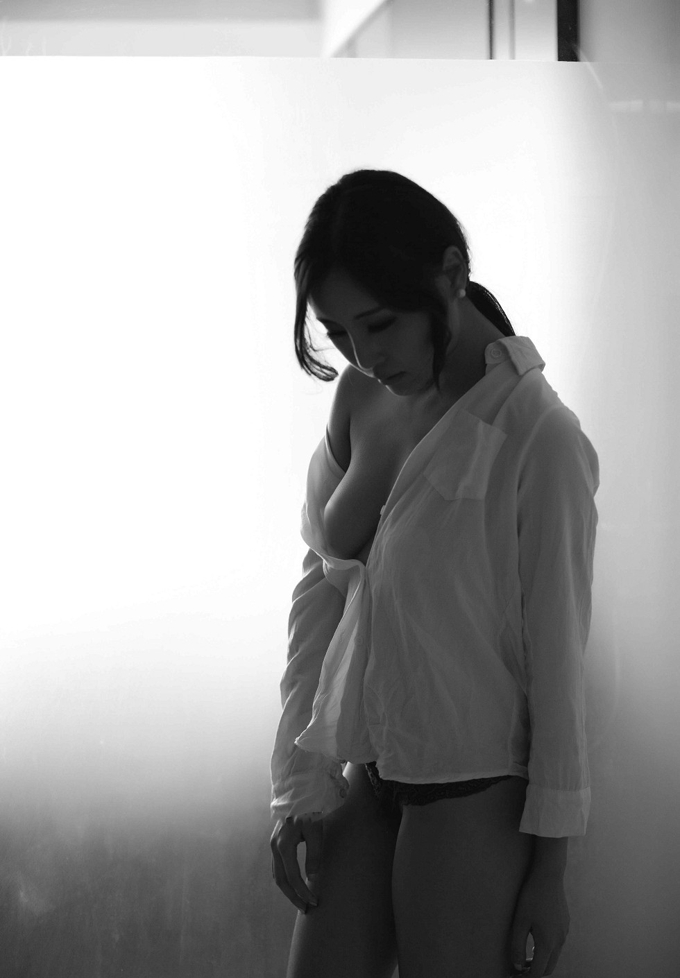 嫩模樂樂Mango蕾丝内裤秀美臀半脱衬衣秀美乳写真
