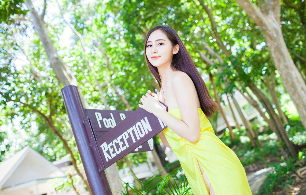 黄色紧身长裙性感诱惑SISY思户外旅拍养眼私房写真